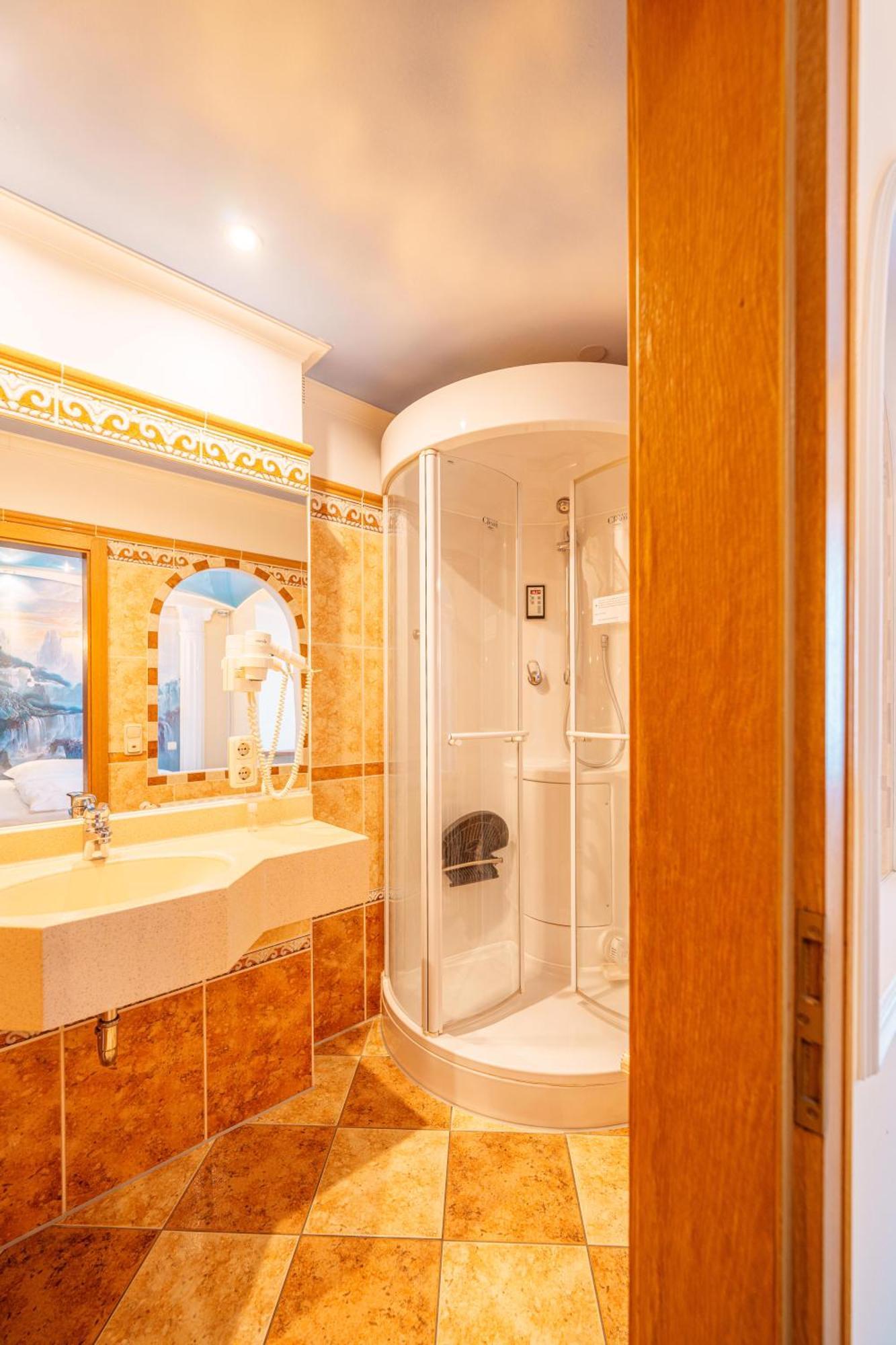 Koenig Ludwig Design Hotel Neu Zimmer Mit Sauna Oder Whirlpool Oder Mehr Altotting Exterior photo